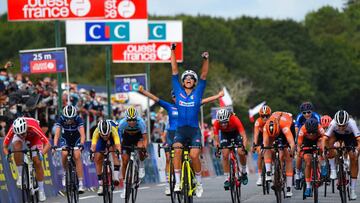 La italiana Elisa Balsamo celebra su victoria en la prueba femenina sub-23 de los Europeos de Ciclismo en Ruta de Plouay.
