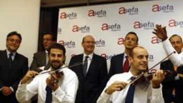 La plantilla del Estudiantes, interpreta música por un día