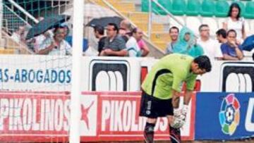 <b>SE HIZO DAÑO. </b>Biel Ribas se torció la rodilla en el gol del empate del Elche (2-2) de Santos.