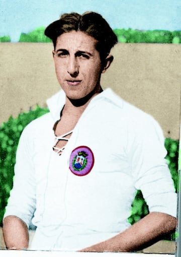 Adolfo Mengotti, el primer medallista ol¨ªmpico en la historia del conjunto madridista, posa con la camiseta del Real Madrid de 1921. En ella se ven los cordones tradicionales para cerrar o abrir el cuello, t¨ªpicos de las el¨¢sticas de aquella d¨¦cada. Mediocentro de gran precisi¨®n, Mengotti hizo historia al ganar la medalla de plata en los JJ OO de Par¨ªs en 1924. Lo hizo con la selecci¨®n de Suiza, ya que su padre era C¨®nsul Plenipotenciario de Suiza en Madrid.