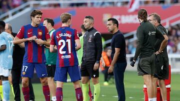 Soccer Football - LaLiga - FC Barcelona v Celta Vigo - Estadi Olimpic Lluis Companys, Barcelona, Spain - September 23, 2023 FC Barcelona coach Xavi gives instructions to Frenkie de Jong and Marcos Alonso REUTERS/Albert Gea