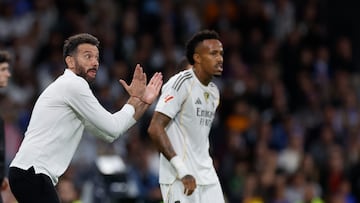 MADRID , 01/11/2025.- El entrenador del Valencia, Carlos Corberán , durante el partido de LaLiga entre el Real Madrid y el Valencia, este sábado en el estadio Santiago Bernabéu. EFE/Javier Lizón