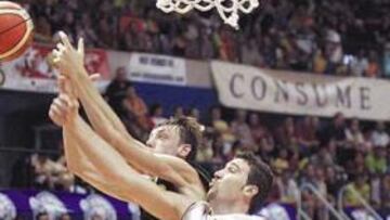 <b>DOMINIO DEL REBOTE. </b>Albert Miralles, que suena como posible descarte, cogió dos rebotes en cinco minutos.