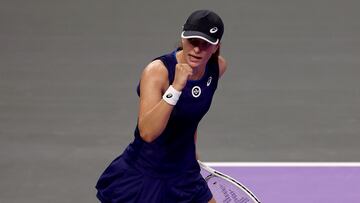 FORT WORTH, TEXAS - NOVEMBER 01: Iga Swiatek of Poland celebrates after defeating Daria Kasatkina of Russia in their Women's Singles Group Stage match during the 2022 WTA Finals, part of the Hologic WTA Tour, at Dickies Arena on November 01, 2022 in Fort Worth, Texas.   Tom Pennington/Getty Images/AFP