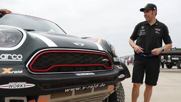 Nani Roma junto a su Mini del Dakar.