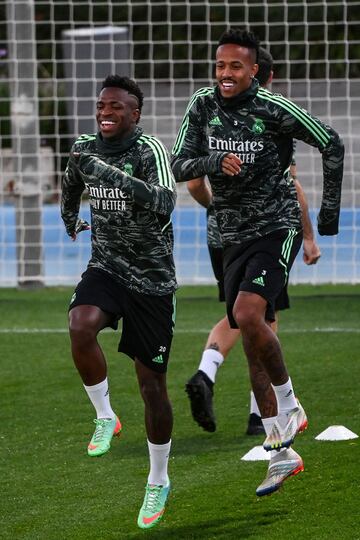 Vinicius y Militao, durante el entrenamiento del Madrid previo a su duelo con el Celtic.