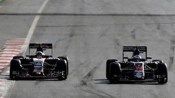 Alonso adelanta a Sainz.