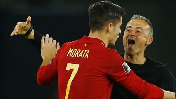 Soccer Football - World Cup - UEFA Qualifiers - Group B - Spain v Sweden - Estadio de La Cartuja, Seville, Spain - November 14, 2021 Spain coach Luis Enrique celebrates with Alvaro Morata as Spain qualify for the Qatar 2022 World Cup REUTERS/Marcelo Del P