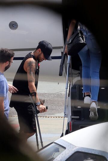 Neymar sube a su avión privado en el aeropuerto de Pampulha en Belo Horizonte.