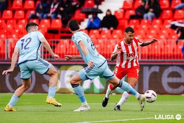 Viera trata de controlar un balón.