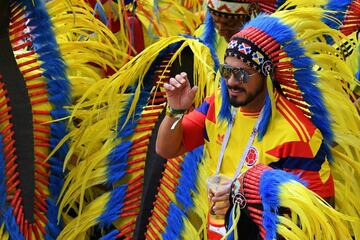 Seguidores colombianos disfrazados de indios antes del partido contra Japón.