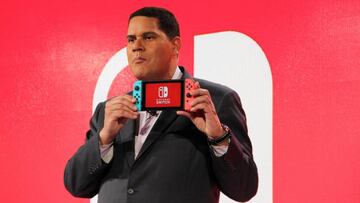 Reggie Fils-Aime sosteniendo una Nintendo Switch.