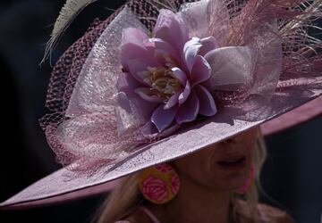  Aficionados a la hípica en el Churchill Downs de Kentucky durante la Kentucky Oaks.