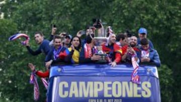 Los jugadores del Atl&eacute;tico disfrutan de la fiesta por las calles de la capital.