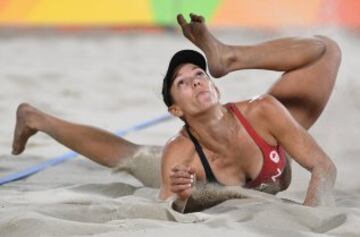 La canadiense Jamie Lynn Broder durante los preliminares de voley playa.