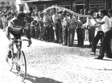 Un seguidor refresca con agua a Federico Mart¨ªn Bahamontes. El toledano fue segundo en el Tour de Francia de 1963 y tercero en el de 1964.