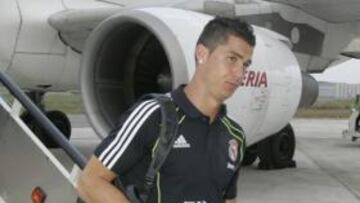 <b>VUELTA. </b>Cristiano, que llegó con el equipo a las 6:00, se fue a Portugal.