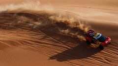 Loeb surca las dunas durante la 11ª etapa del Dakar en el Empty Quarter.