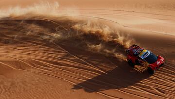 Loeb surca las dunas durante la 11ª etapa del Dakar en el Empty Quarter.