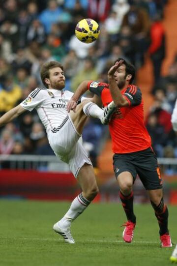 El centrocampista del Real Madrid Asier Illarramendi lucha un balón con el delantero de la Real Sociedad Imanol Agirretxe, durante el partido de la vigésimo primera jornada de Liga de Primera División.