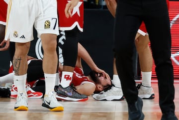 Nikola Mirotic sufre un golpe durante el encuentro de Euroliga entre Real Madrid y Armani Mil¨¢n.