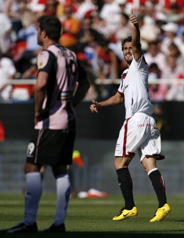 Antonio Puerta celebra un gol ante el Espanyol en la temporada 2006-2007.