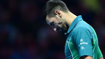 Novak Djokovic, con gesto contrariado durante su partido contra Hubert Hurkacz en Turín.