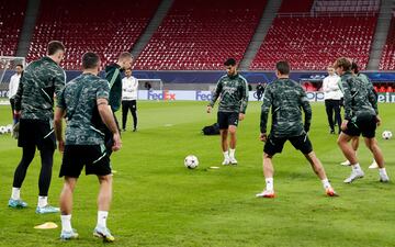 Marco Asensio en un rondo con el grupo.