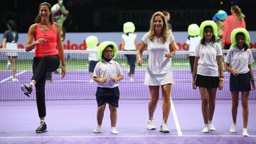 SINGAPORE - OCTOBER 23: Garbine Muguruza (L) of Spain and Arantxa Sanchez Vicario of Spain take part in Family Day during day 1 of the BNP Paribas WTA Finals Singapore at Singapore Sports Hub on October 23, 2016 in Singapore. (Photo by Clive Brunskill/Getty Images)