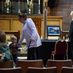 ¿Cuál era la religión de la reina Isabel II y qué diferencias tiene el anglicanismo con el catolicismo?