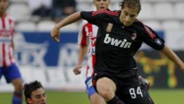 <b>HOMENAJE.</b> El Sporting de Gijón se dió un homenaje al derrotar por dos a cero en el Trofeo Villa de Gijón a un Milán que añoró la falta de sus principales estrellas.