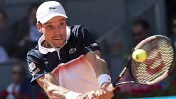 Bautista pasa a cuartos de final en Lyon a costa de Moutet