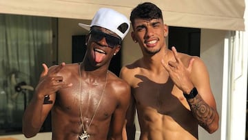 Vinicius colgó esta foto con Lucas Paqueta.