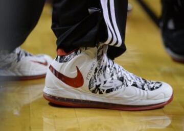 Las zapatillas de Chris Bosh con la inscripción "SOS Veezuela". 