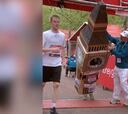 Lo nunca visto: corre la maratón de Londres disfrazado de Big Ben...¡y no cabe por la meta!