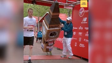 Lo nunca visto: corre la maratón de Londres disfrazado de Big Ben...¡y no cabe por la meta!