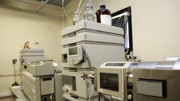 Imagen de herramientas para analizar las muestras antidopaje en un laboratorio.