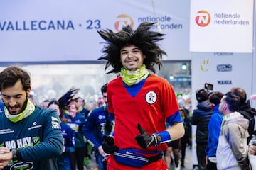 Un corredor disfrazado de Goku, durante la carrera Popular San Silvestre Vallecana 2023.