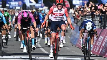 Naples (Italy), 11/05/2023.- Danish rider Mads Pedersen of team Trek Segafredo in action to cross the finish line and win the sixth stage of the 2023 Giro d'Italia cycling race, over 162km around Naples, Italy, 11 May 2023. (Ciclismo, Italia, Nápoles) EFE/EPA/LUCA ZENNARO
