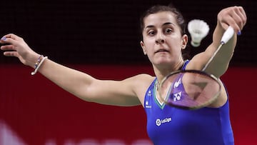 Carolina Marín devuelve el volante durante su partido ante Xuefei Qi durante su partido de primera ronda del Open de Tailandia.