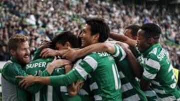 Los jugadores del Sporting celebran el gol de Joao Mario