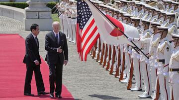 US President Joe Biden (R) and Japanese Prime Minister Fumio Kishida