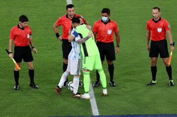 Con un gol en el último minuto, la Selección Colombia salvó un punto en el encuentro ante los dirigidos por Scaloni.  Luis Fernando Muriel y Miguel Borja anotaron. 