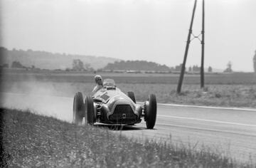 Juan Manuel Fangio obtuvo su primer título en 1951, en el segundo campeonato del mundo disputado de F1. Además de las 8 carreras de esa temporada se disputaron otras 14 no puntuables.