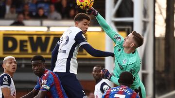 Crystal Palace's English goalkeeper #01 Dean Henderson punches the ball clear under pressure from Tottenham Hotspur's Welsh striker #22 Brennan Johnson (C) during the English Premier League football match between Crystal Palace and Tottenham Hotspur at Selhurst Park in south London on October 27, 2024. (Photo by HENRY NICHOLLS / AFP) / RESTRICTED TO EDITORIAL USE. No use with unauthorized audio, video, data, fixture lists, club/league logos or 'live' services. Online in-match use limited to 120 images. An additional 40 images may be used in extra time. No video emulation. Social media in-match use limited to 120 images. An additional 40 images may be used in extra time. No use in betting publications, games or single club/league/player publications. /