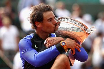 El mejor jugador de la historia moderna de Roland Garros es sin suda Rafa Nadal. Nadie ha ganado tantas veces (13) el torneo como él en la Era Open (desde 1968), cuando empezaron a jugarlo más tenistas internacionales. Sólo ha perdido dos partidos en 16 participaciones, desde 2005 (100-2 para un 98% de triunfos). Y ganó el 91,7% (298/325) de los sets que disputó. Sólo ha jugado cinco en un mismo partido dos veces: contra Isner en la primera ronda de 2011 y ante Djokovic en las semifinales de 2013. Y estuvo cinco años sin perder, desde 2005 hasta 2009, en octavos contra el sueco Soderling. 