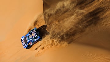 RIAD (ARABIA SAUDÍ), 09/01/2026.- El piloto español, Carlos Sainz, durante la sexta etapa del Rally Dakar 2026, este viernes, disputada entre Hail y Riad, en Arabia Saudí. EFE/Florent Gooden / DPPI / Red Bull Content POOL - SOLO USO EDITORIAL SOLO DISPONIBLE PARA ILUSTRAR LA NOTICIA QUE ACOMPAÑA (CRÉDITO OBLIGATORIO)