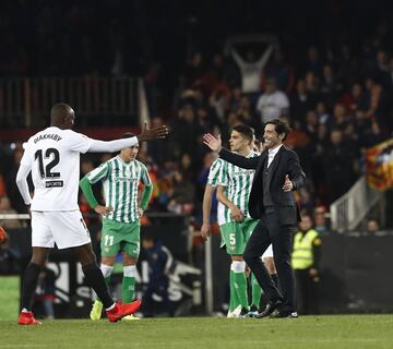 Los jugadores del Valencia celebraron la clasficación para la final de la Copa del Rey. En la imagen, Marcelino y Diakhaby.
