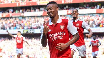 Gabriel Jesus, jugador del Arsenal, se?ala los dos goles anotados contra el Leicester.