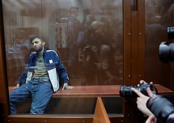 Dalerdzhon Mirzoyev, uno de los sospechosos de la masacre de moscú tras un cristal en el tribunal de Basmanni en Moscú, Rusia Marzo 24, 2024. REUTERS/Yulia Morozova